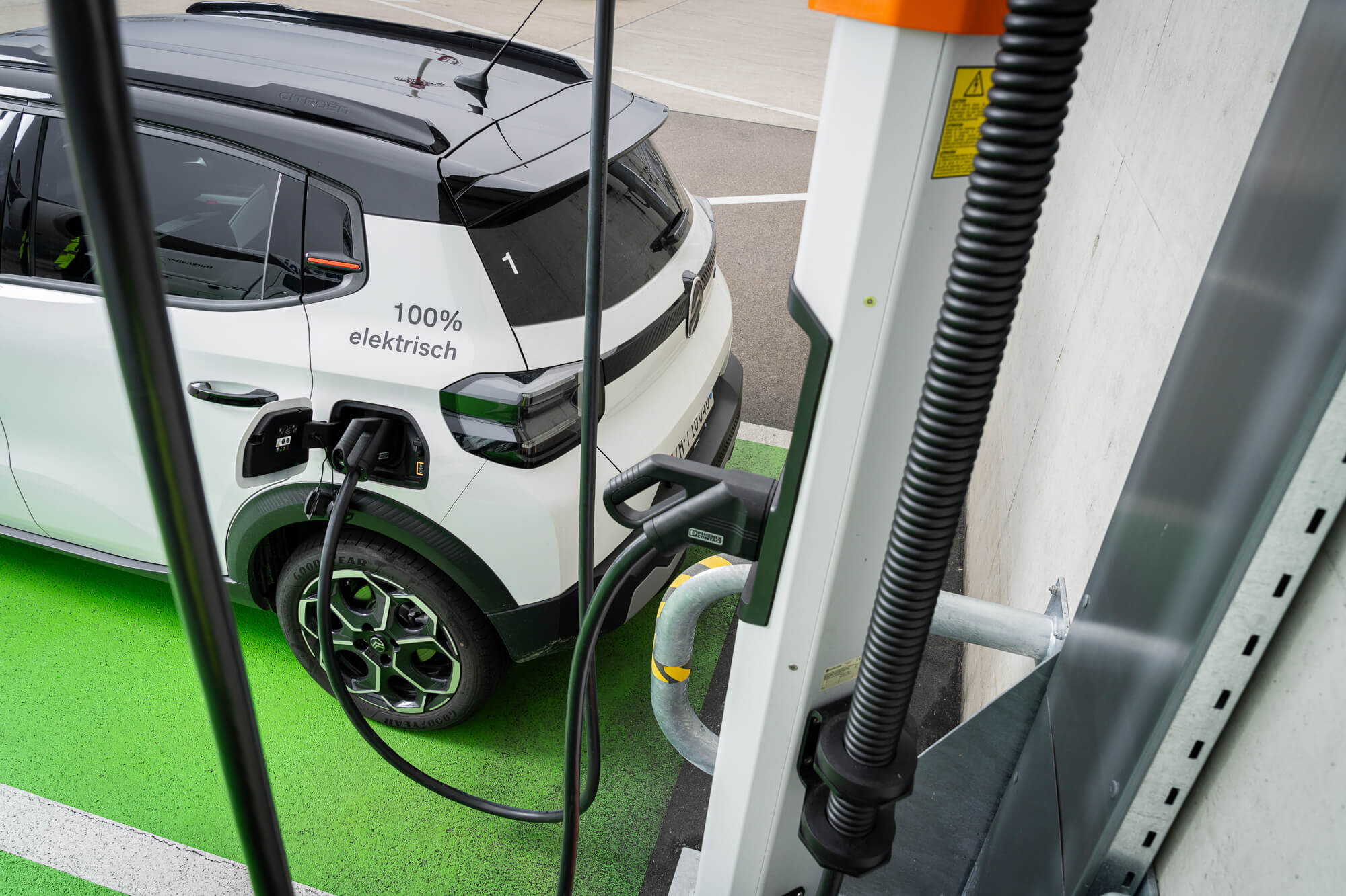 Kempower-Ladestation lädt Elektrobus am Flughafen Zürich (Projekt E-Mobility Repower).