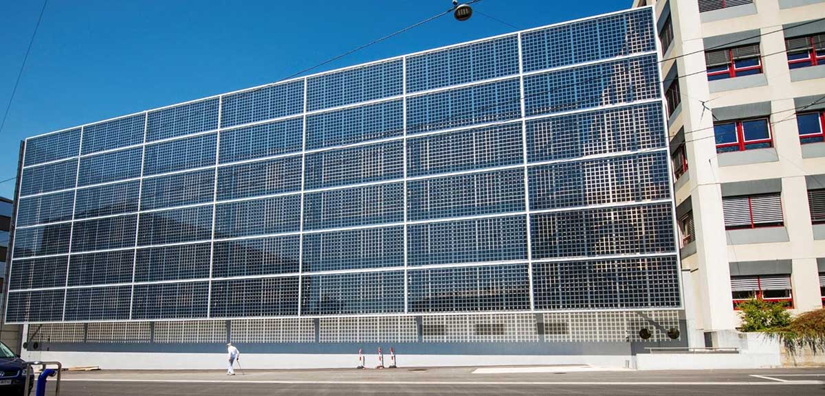 Moduli solari bifacciali sulla facciata del CSEM