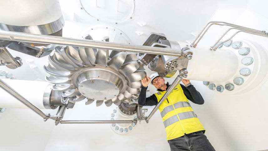 Ingenieur prüft ein Turbinenlaufrad in einer Kraftwerksanlage.