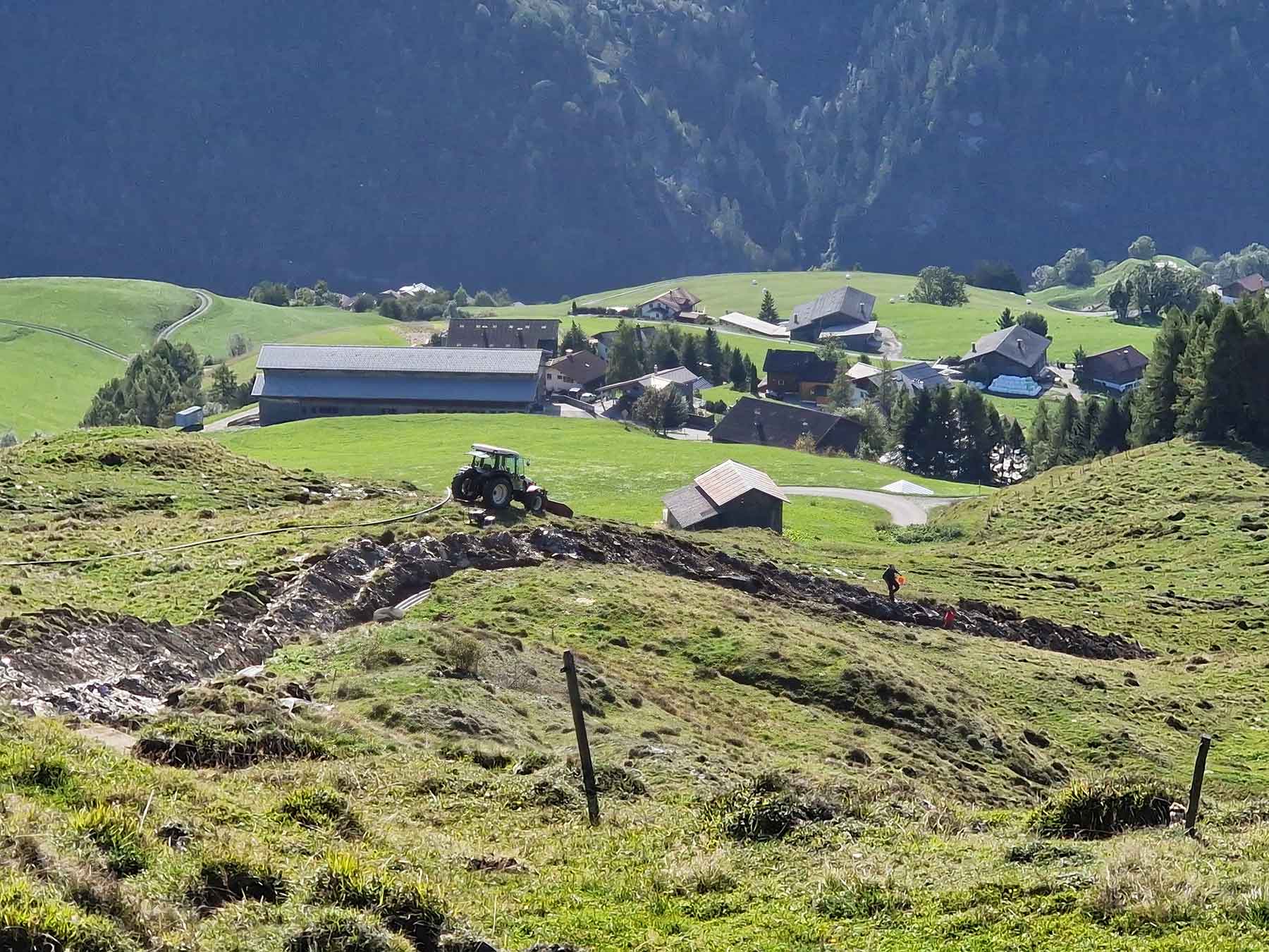 Lavori di scavo per un cavo interrato tra l’alpe Sogn Carli e Morissen