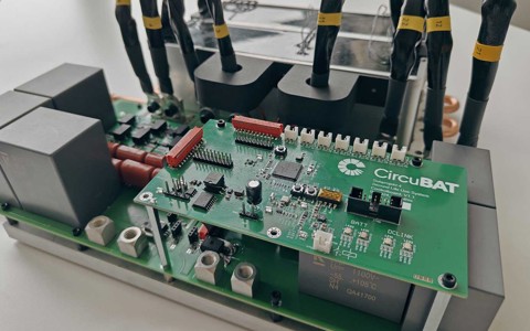 Gleichstrom-Konverter ermöglicht es, verschiedene Typen von Second-Life-Batterien in einem Speicher zu betreiben. 