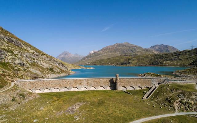Die Staumauer am Lago Bianco – ein bedeutendes Bauwerk der Bündner Wasserkraft.