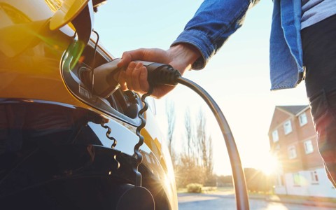 Un'auto elettrica viene ricaricata.