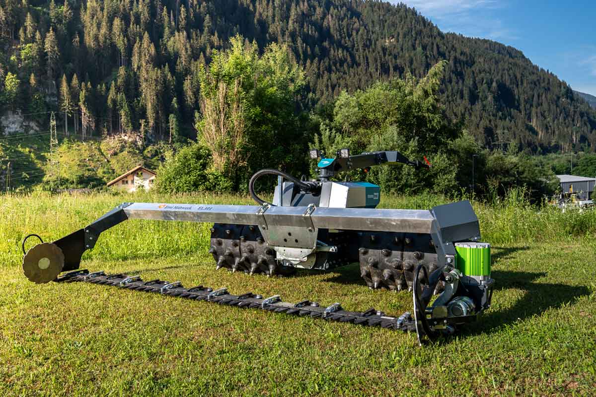 Elektrischer Einachser monotrac mit Messerbalken auf einer Bergwiese in Graubünden