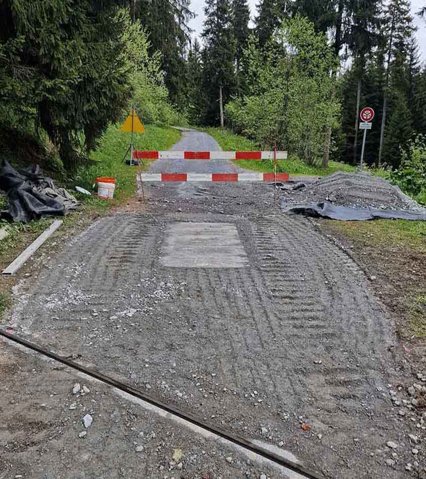 Lavori di scavo per un cavo interrato presso il palo 68 in Val Lumnezia
