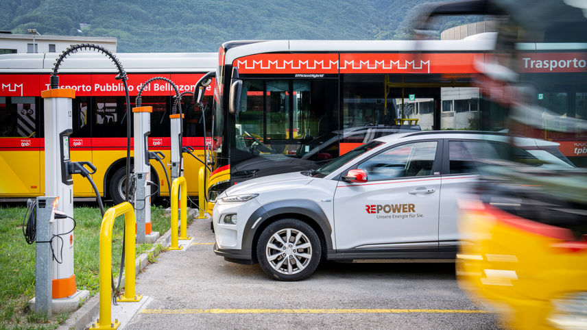 Ladeinfrastruktur für den ÖV: Busse und ein Repower-Fahrzeug bei mehreren Ladestationen in Bellinzona.
