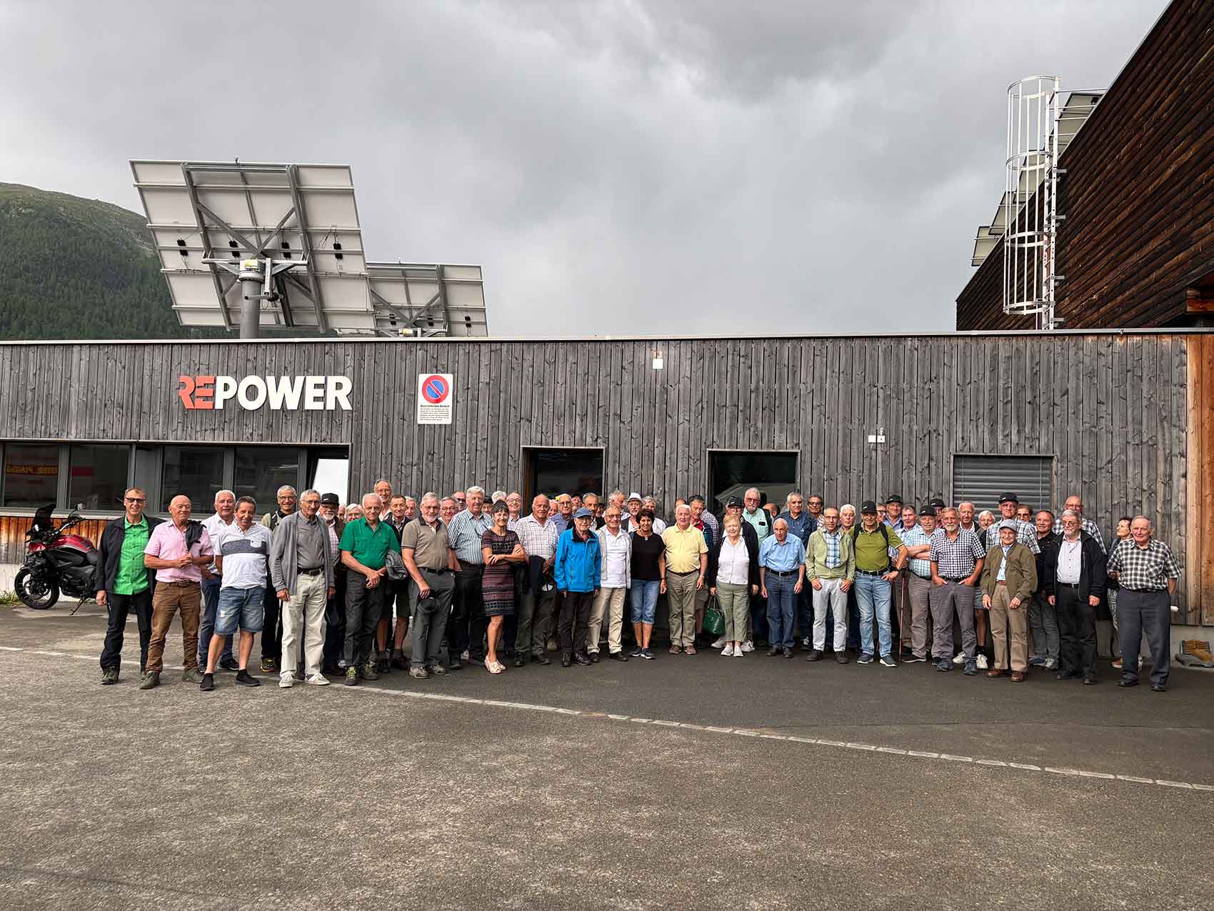 Pensionäre beim Besuch "ihrer" Repower