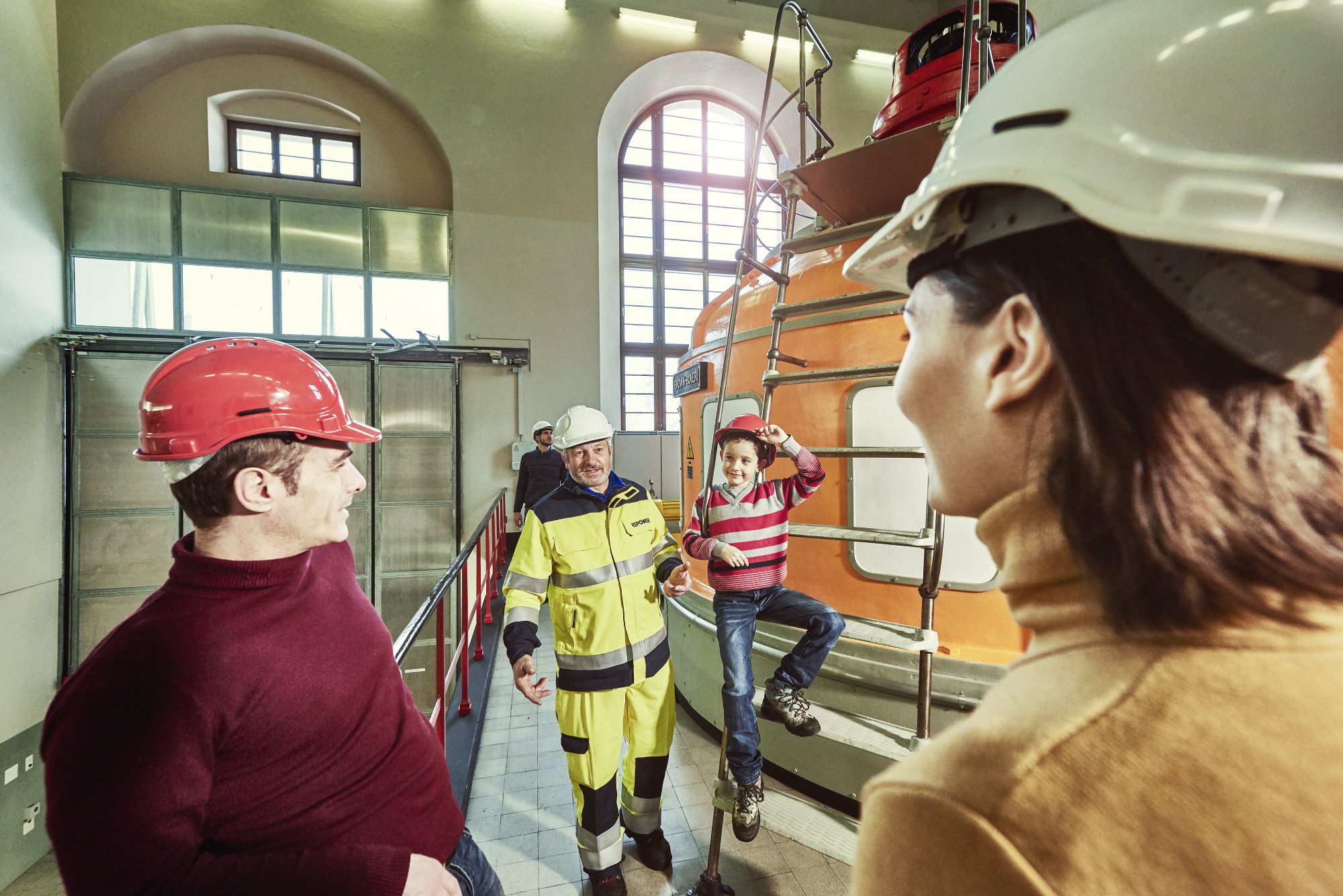 Visita guidata a una centrale idroelettrica con vista sugli impianti tecnici.