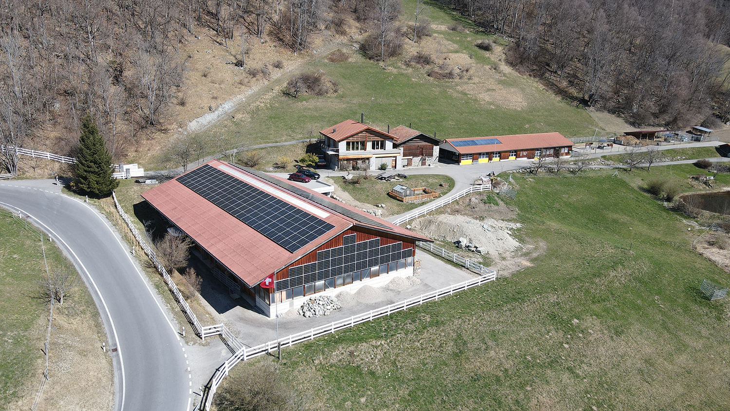 Maneggio con impianto solare nei Grigioni superiori